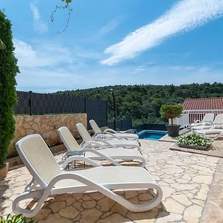 شقة Kapetan تروغير